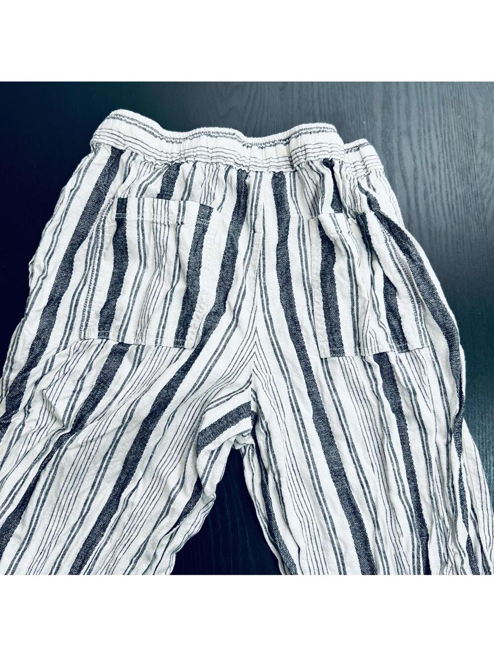 High-Waisted Black and White Striped Capris - Picture 5 of 5